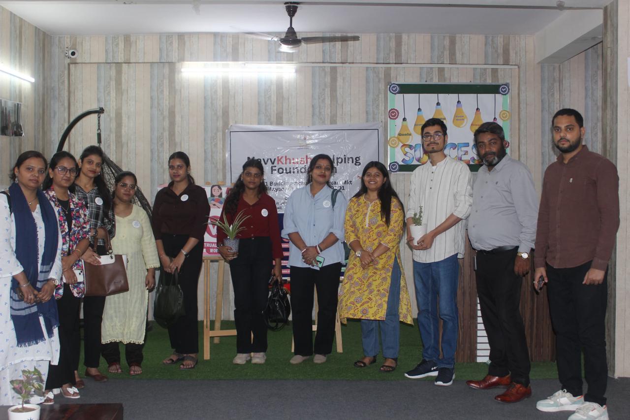 Un edificio con una puerta roja y un árbol frente a él