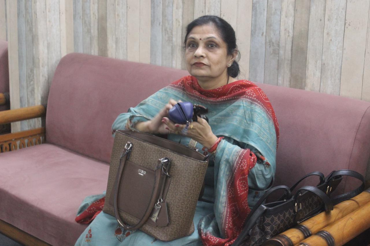 Una vista de una playa desde la cima de una colina