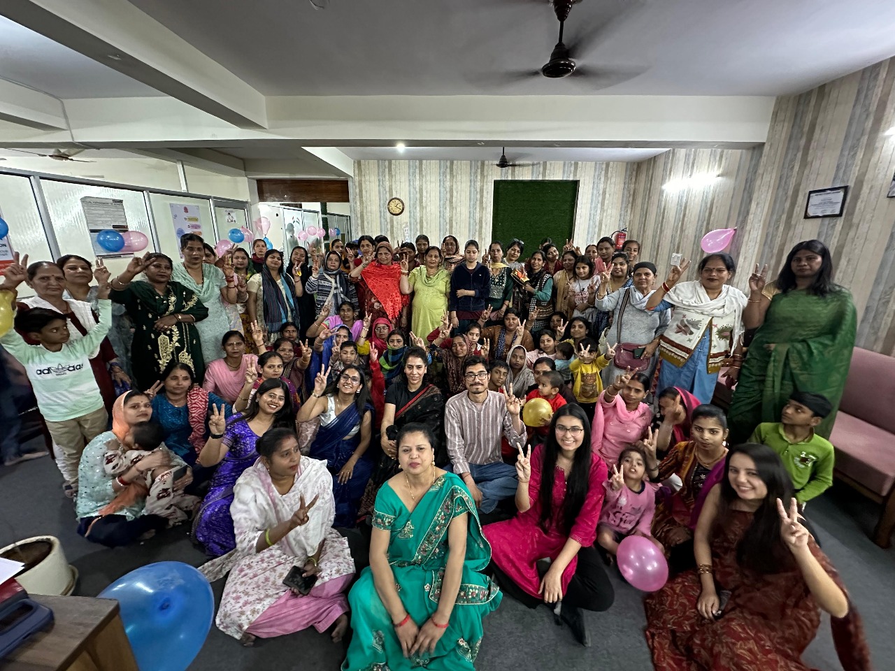 Una playa brumosa con una gran formación rocosa en primer plano