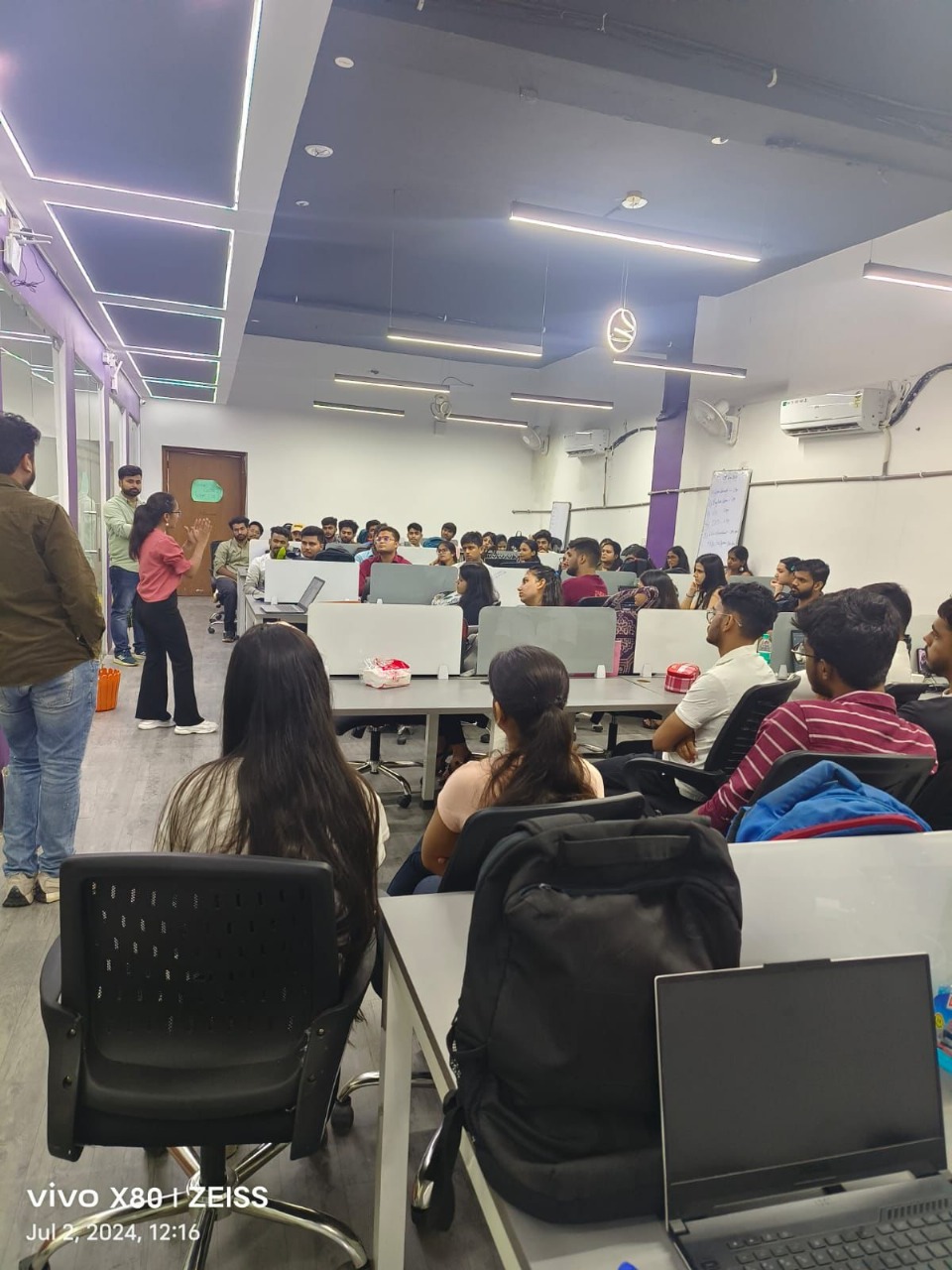 Una mesa cubierta con platos y cuencos de comida