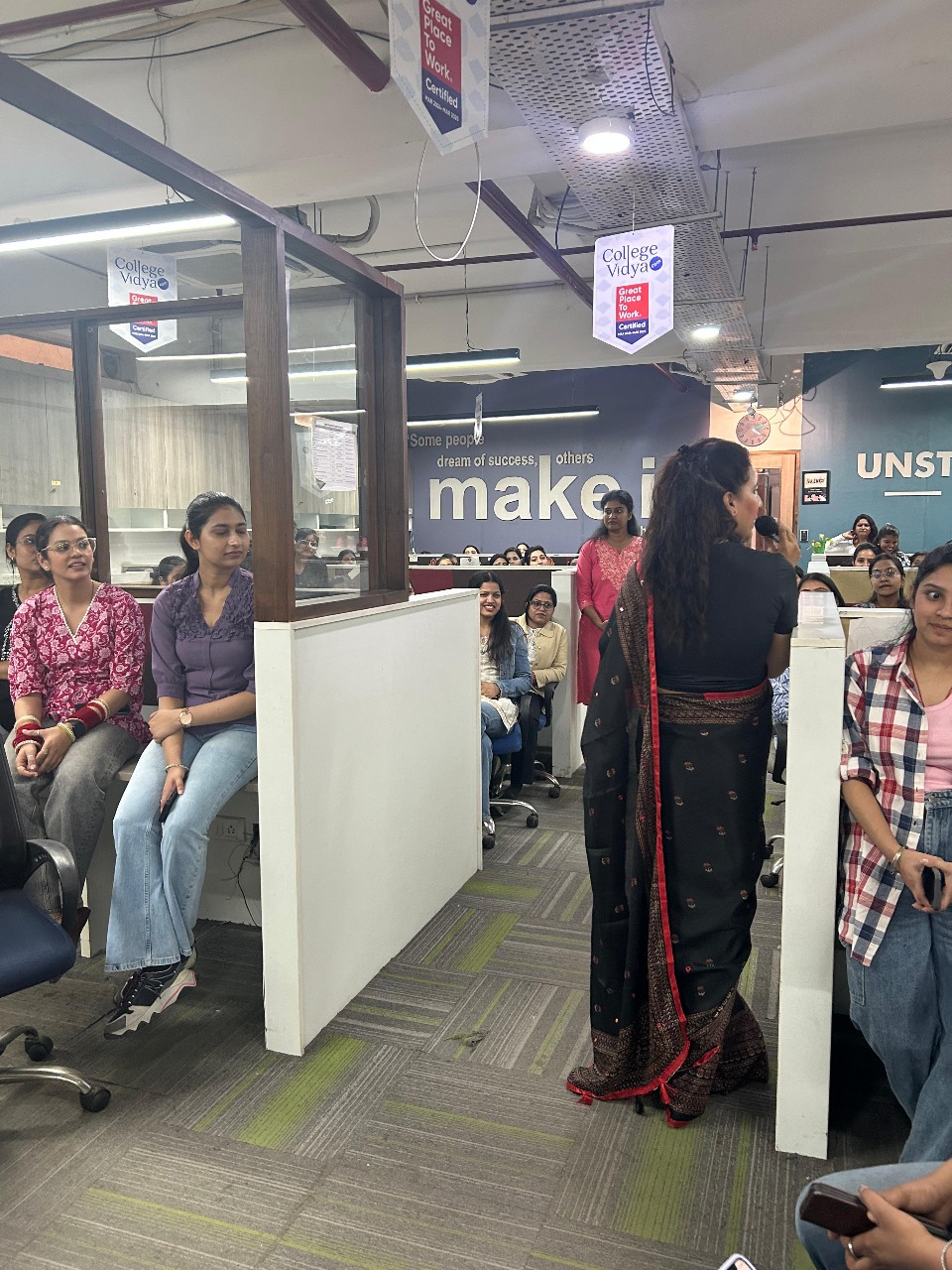 Una hilera de edificios de apartamentos blancos junto a una calle