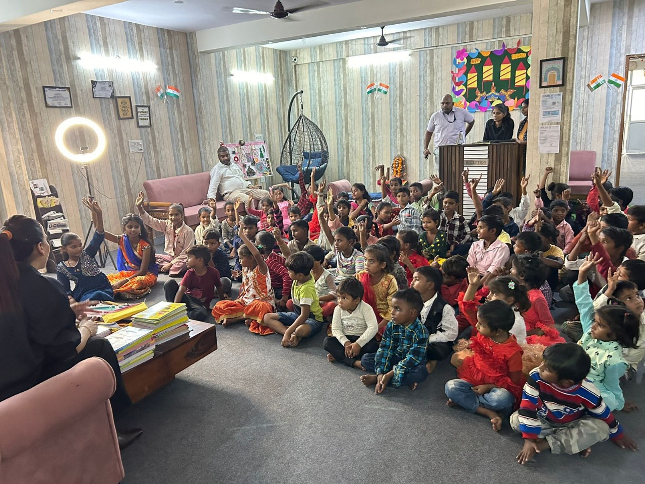 Un edificio con una puerta roja y un árbol frente a él