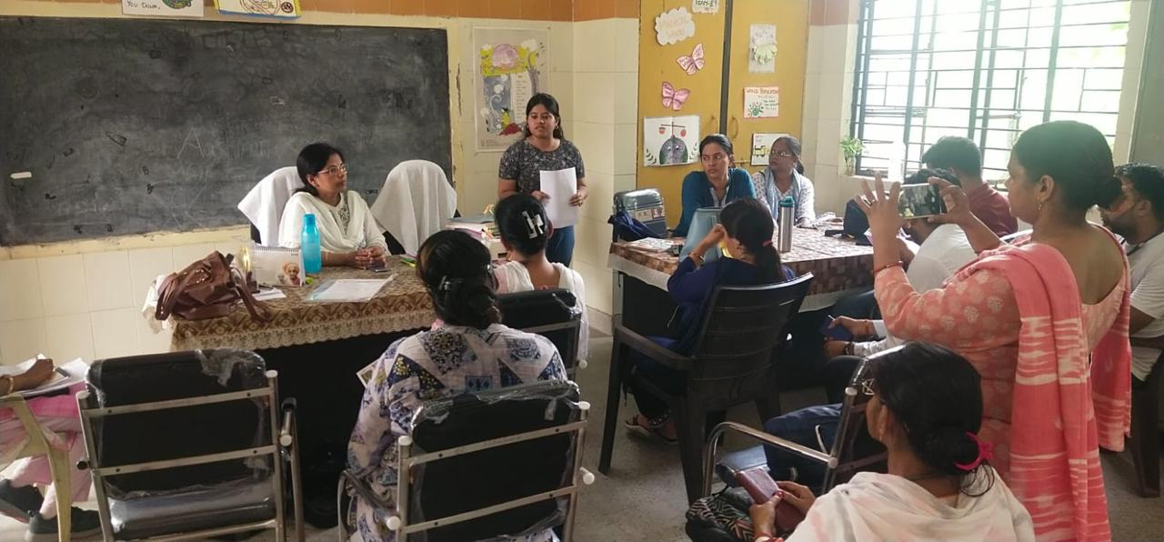 Una vista de una playa desde la cima de una colina