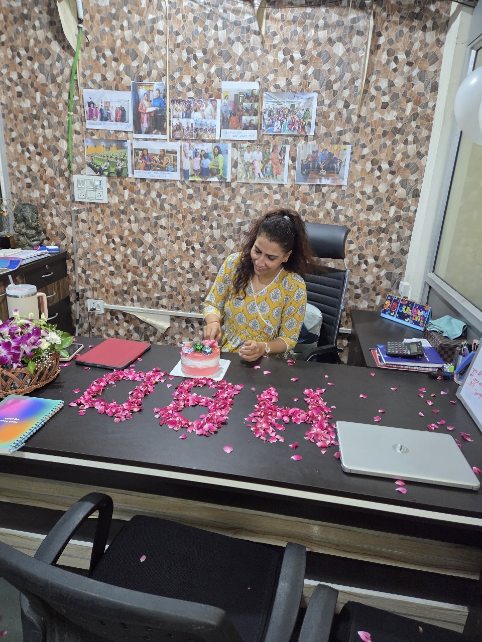 Una mesa cubierta con platos y cuencos de comida