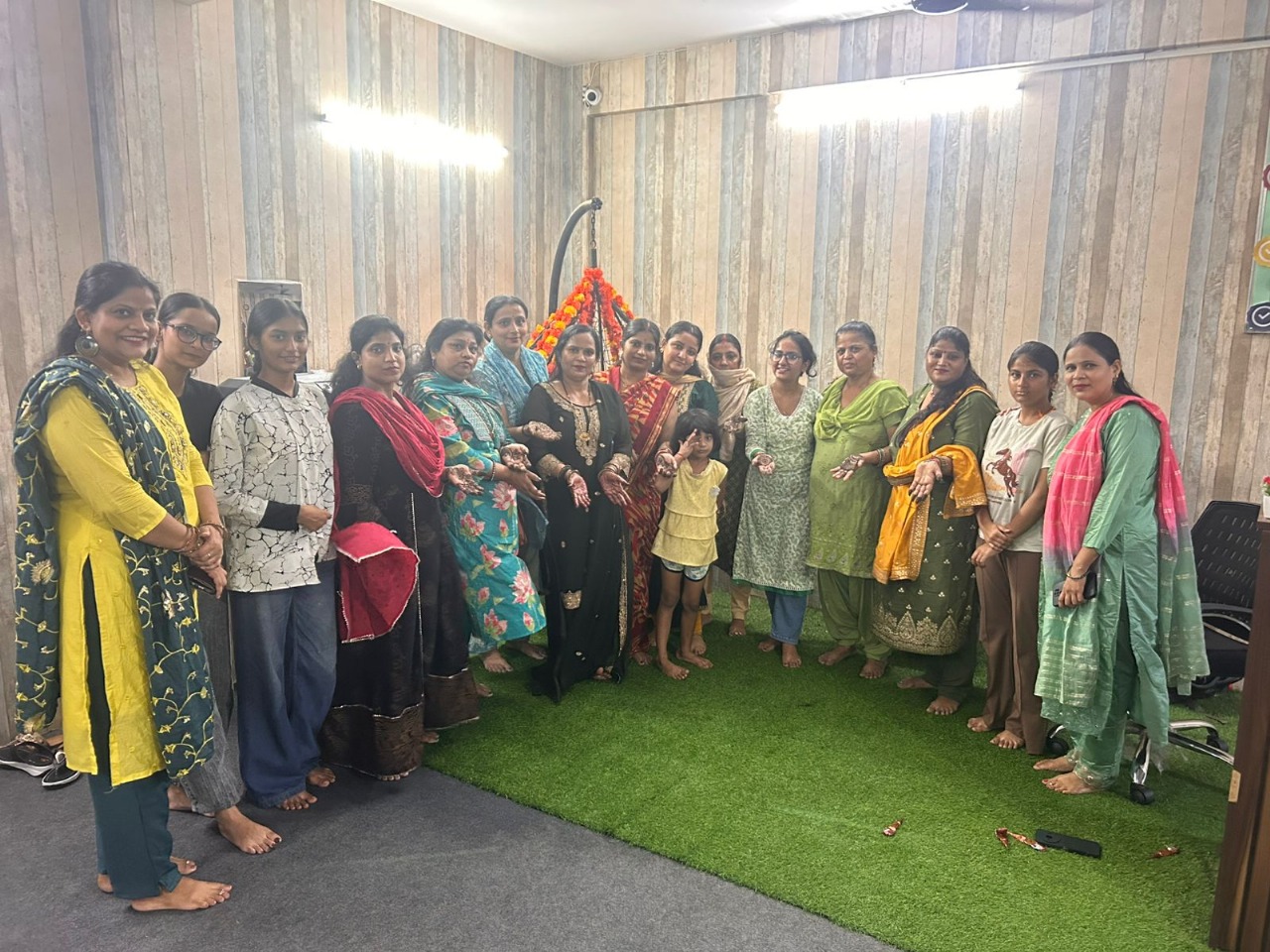 Una hilera de edificios de apartamentos blancos junto a una calle