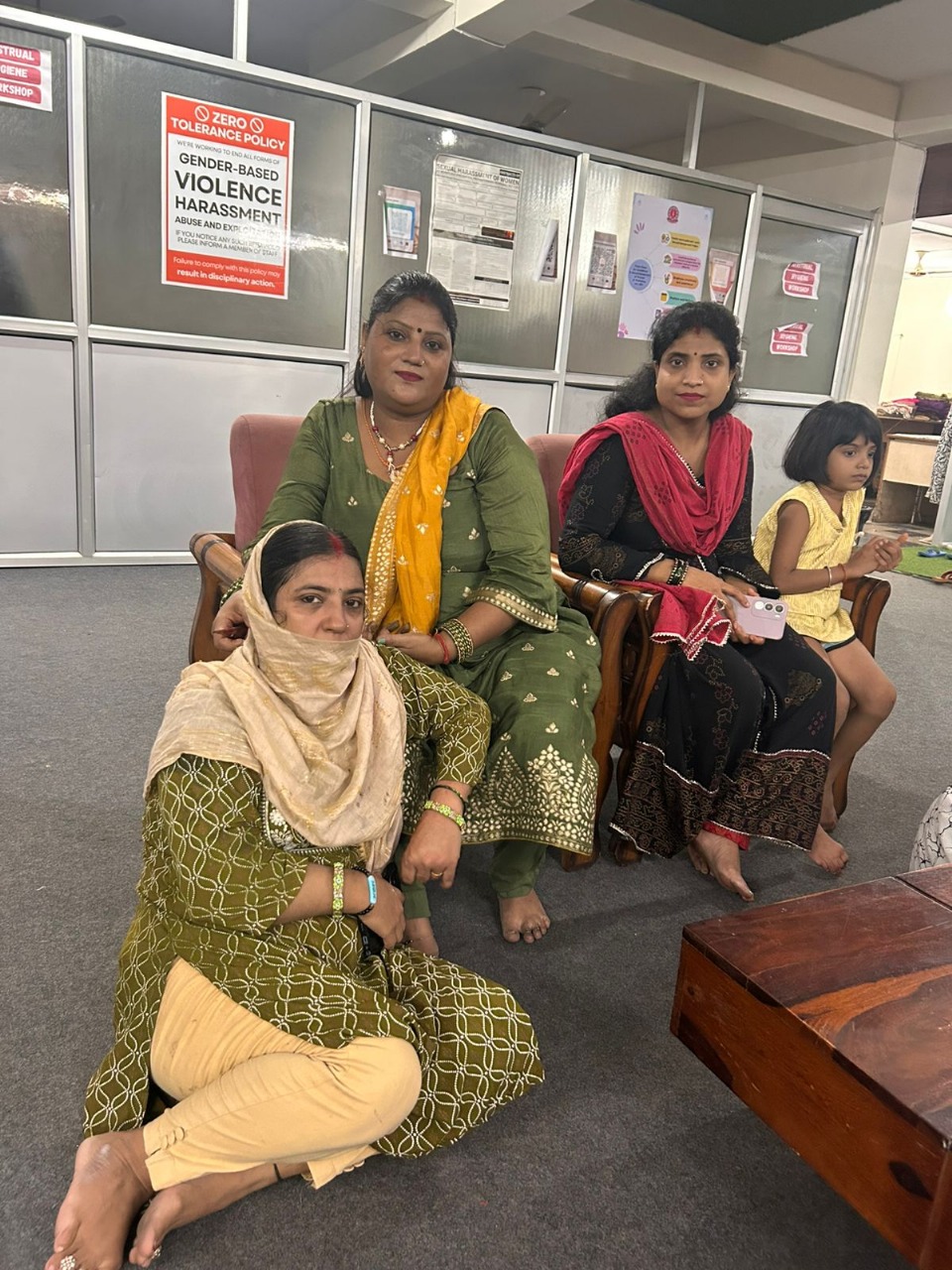 Una sala de estar con un sofá blanco y una ventana redonda