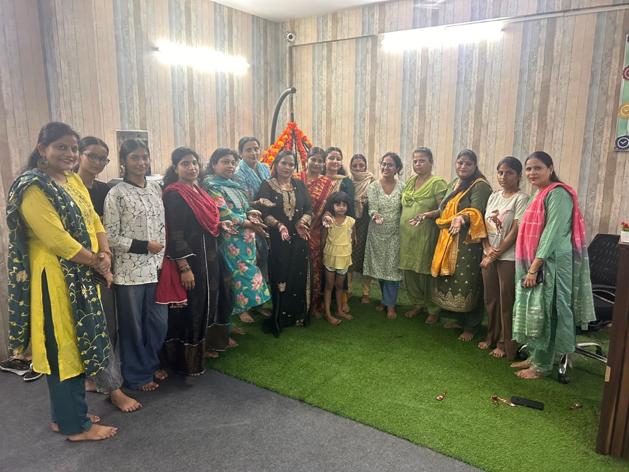 Un edificio con una puerta roja y un árbol frente a él
