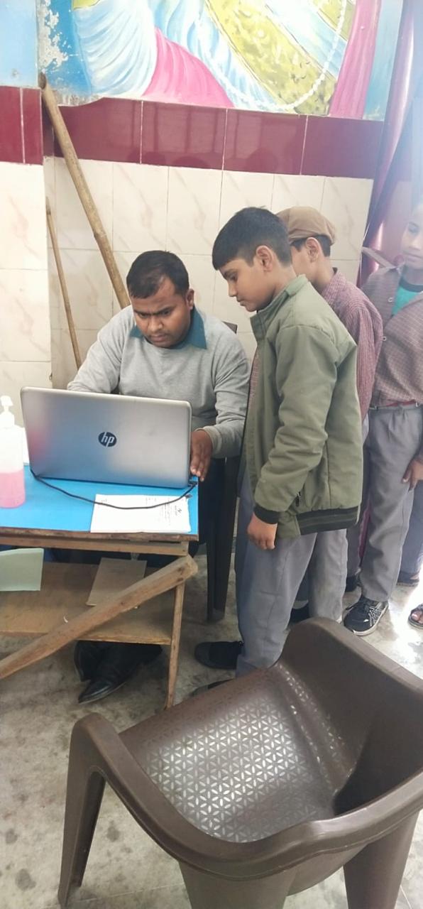 Una playa brumosa con una gran formación rocosa en primer plano