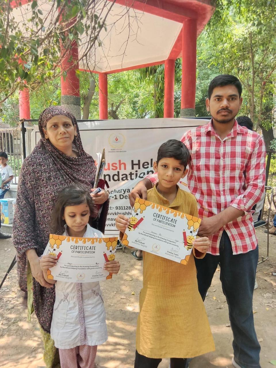 Una sala de estar con un sofá blanco y una ventana redonda